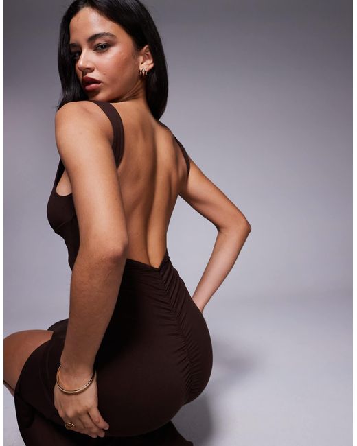 Robe longue et sans manches à décolleté plongeant avec fronces à l'arrière et détail enveloppant - chocolat ASOS en coloris Purple