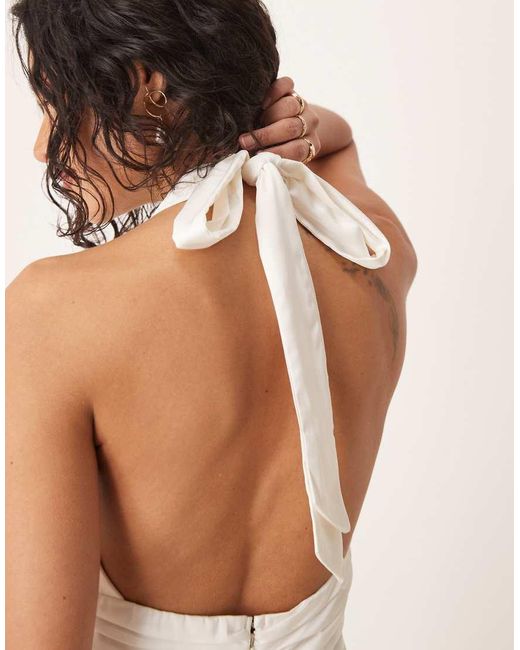 Vestito Lungo Da Sposa A Colonna Allacciato Al Collo Con Scollo Profondo E Rosa di Abercrombie & Fitch in White
