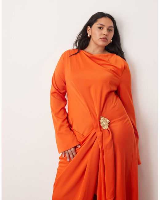 Curve - robe longue drapée à manches longues avec détail en métal effet fondu ARRANGE en coloris Orange