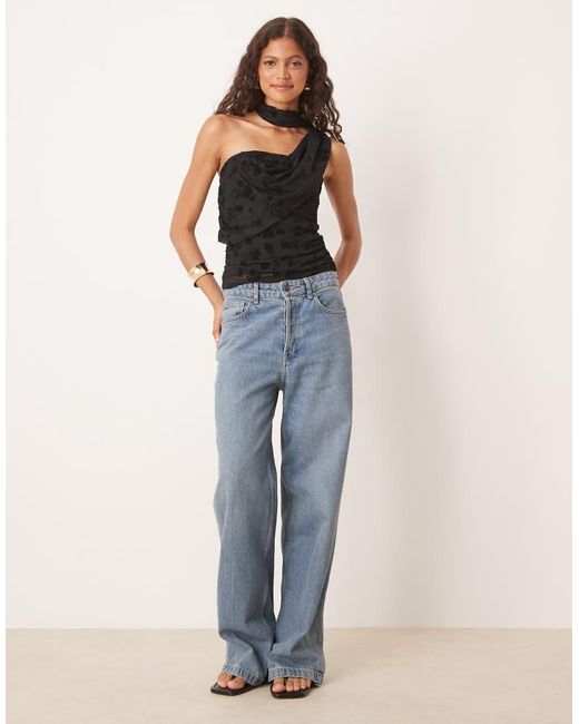 Top Con Escote Palabra De Honor, Patrón Floral Flocado Y Detalle De Fular Envolvente De Malla De ASOS de color Black