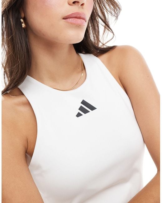 Adidas - tennis - robe avec découpe en y Adidas Originals en coloris White