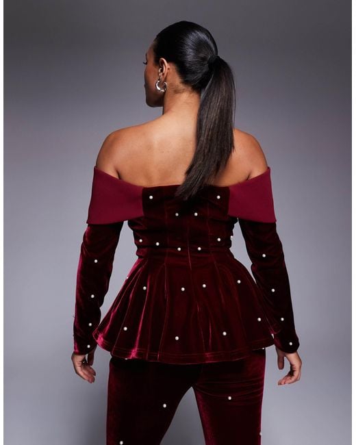 Top style blazer structuré d'ensemble en velours à épaules dénudées et détails perles - baie ASOS en coloris Red