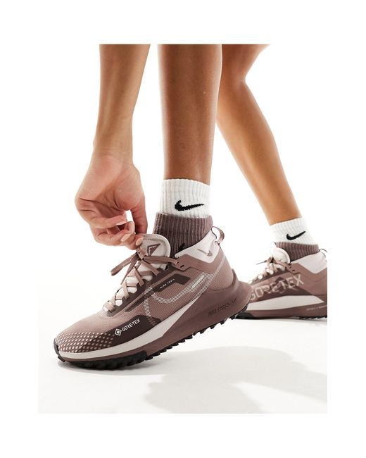 Nike - pegasus trail 4 gore-tex - baskets - mauve fumé Nike en coloris White