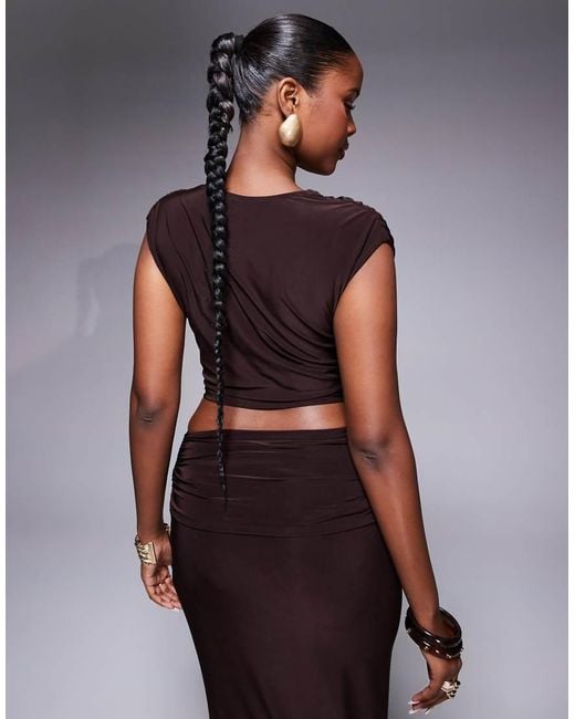 Top Marrón Fruncido De Manga Corta Con Detalle De Herraje De (Parte De Un Conjunto) ASOS de color Brown