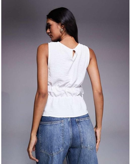 Top Con Dettagli Arricciati E Laccetti Laterali di ASOS in White