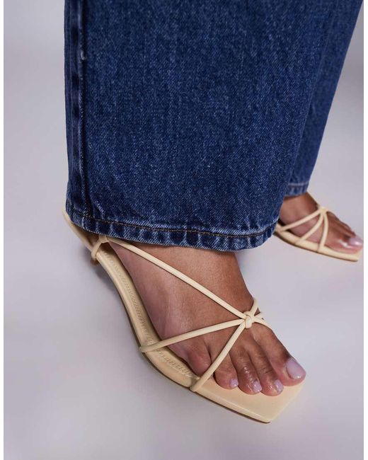 Sandalias Pastel De Tacón Bajo Con Diseño De Tiras Y Puntera Cuadrada Hanah De Simmi London SIMMI de color Blue