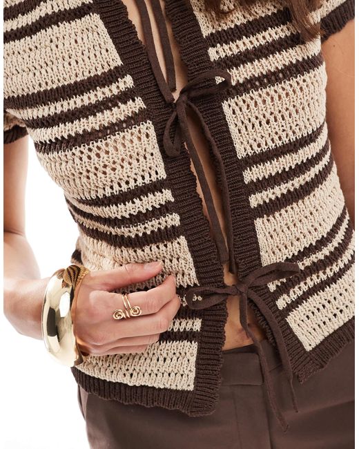 Gilet en maille crochetée rayée avec liens noués à l'avant - beige ASOS en coloris Brown