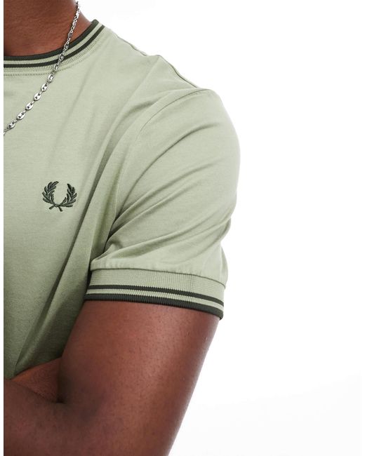 Fred Perry – es t-shirt mit doppelten zierstreifen in Green für Herren