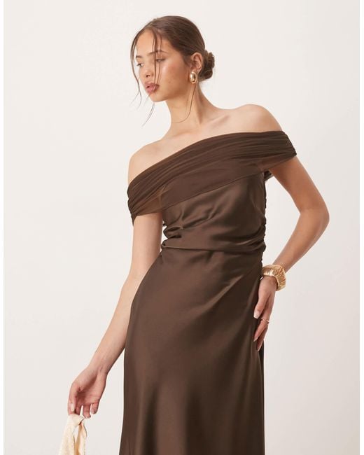 Robe longueur mollet en satin et tulle à épaules dénudées - chocolat Six Stories en coloris Natural