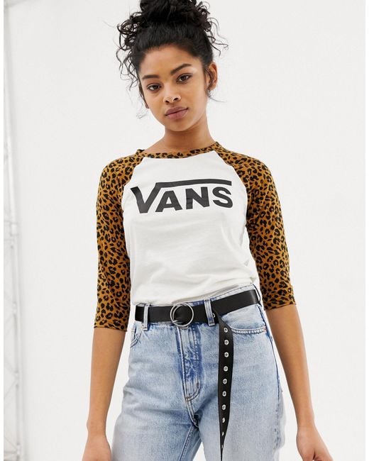 Vans White – Klassisches T-Shirt mit Raglanärmeln und Leopardenmuster