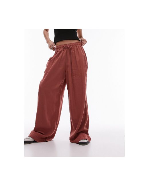 Pantaloni con fondo ampio di TOPSHOP in Red