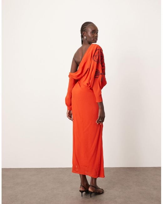 Robe mi-longue effet drapé avec épaules larges et fleurs détourées brodées ARRANGE en coloris Red