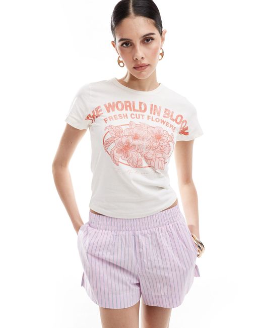 Camiseta color crema lavado con diseño encogido y estampado gráfico "fresh flower" ASOS de color White