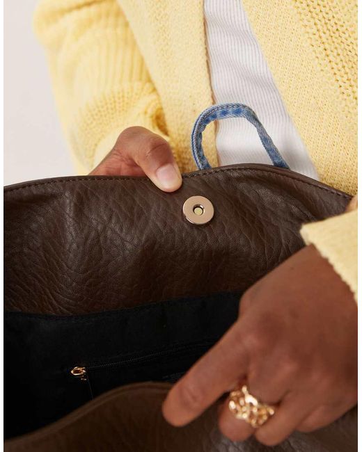 Bolso Tote Marrón Extragrande Granulado Con Diseño Semicircular De ASOS de color Brown