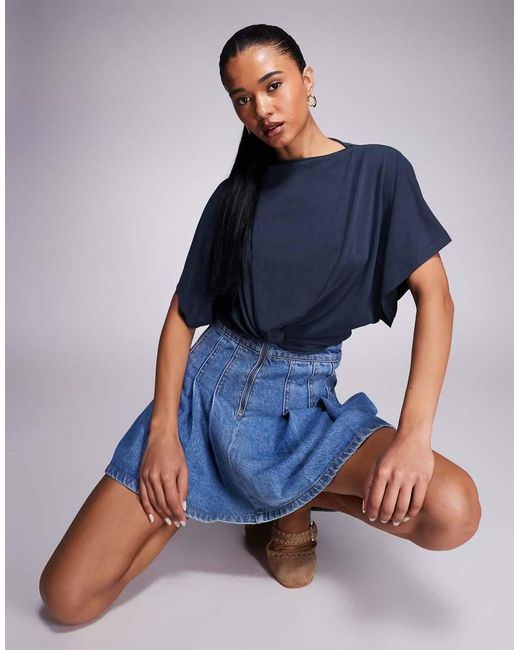 Top Accollato Ampio Con Nodo Sul Davanti E Maniche A Pipistrello di ASOS in Blue