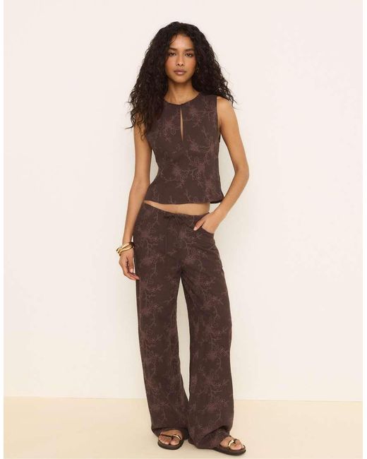 Stradivarius Brown Embroidered Fitted Sleeveless Top