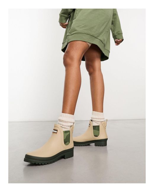 Esclusiva x asos - mallow - stivali da pioggia bassi color avena/mimetici di Barbour in Green