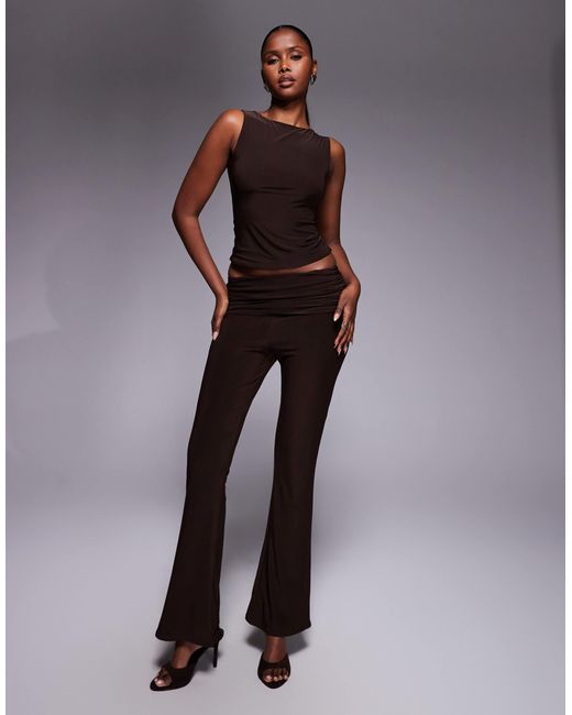 Exclusivité - - pantalon évasé d'ensemble près du corps avec taille rabattue double épaisseur - chocolat Kaiia en coloris Gray