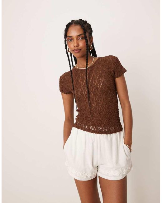 Camiseta De Manga Corta Con Diseño Encogido De Encaje De ASOS de color Brown
