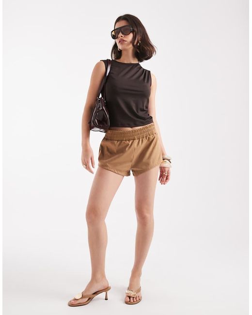 Top Chocolate Sin Mangas Con Cuello Subido De ONLY de color Brown