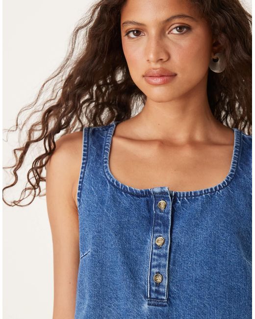 ASOS Blue – etui-minikleid aus mittelem denim mit taschen und u-ausschnitt