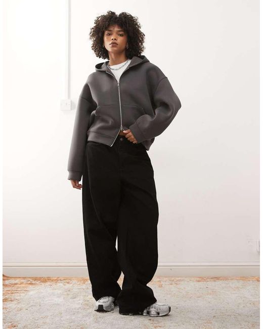 Weekday Scarlet in het Gray