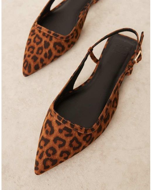 Lorraine di Asos Design Wide Fit in Brown
