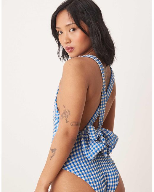 Asos design petite - maillot 1 pièce en crépon à encolure dégagée avec nœud oversize au dos - vichy ASOS en coloris Blue