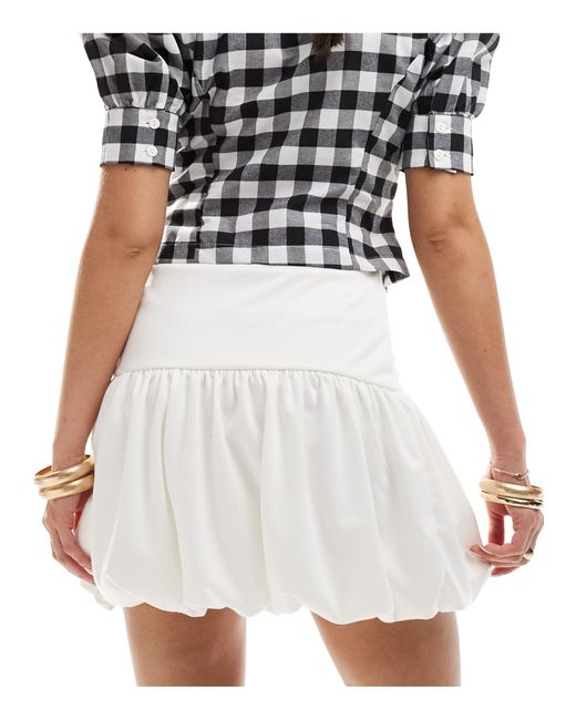 Minifalda blanca con bajo abullonado ASOS de color White