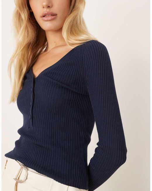 Top Con Cuello De Pico Abotonado De Punto Ligero De Mezcla De Algodón De Mango de color Blue