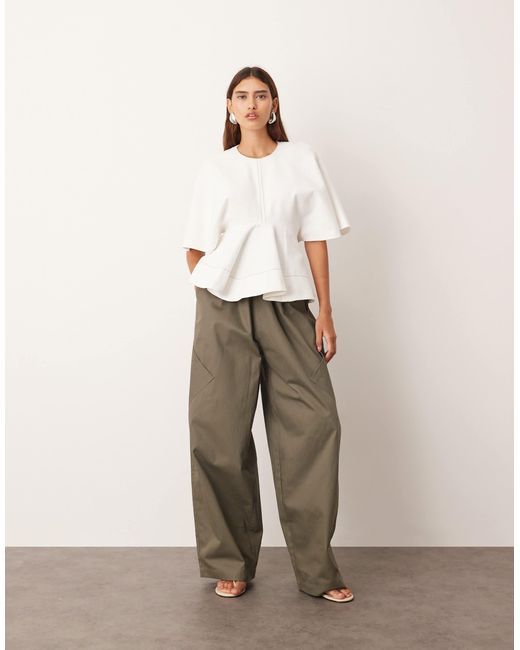 Top en sergé à basque avec manches chauve-souris - écru ARRANGE en coloris White