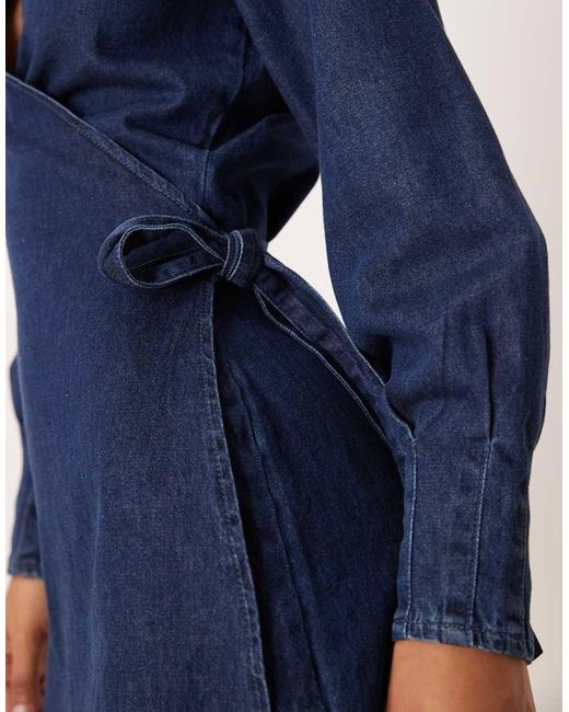 Vestido Vaquero Corto Cruzado De Manga Larga Con Acabado Enjuagado Y Puños Plisados De -Azul ASOS de color Blue