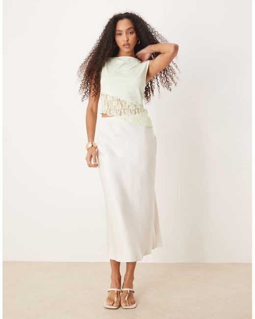 Top Asimétrico Con Cuello Barco De Encaje De ASOS de color Natural