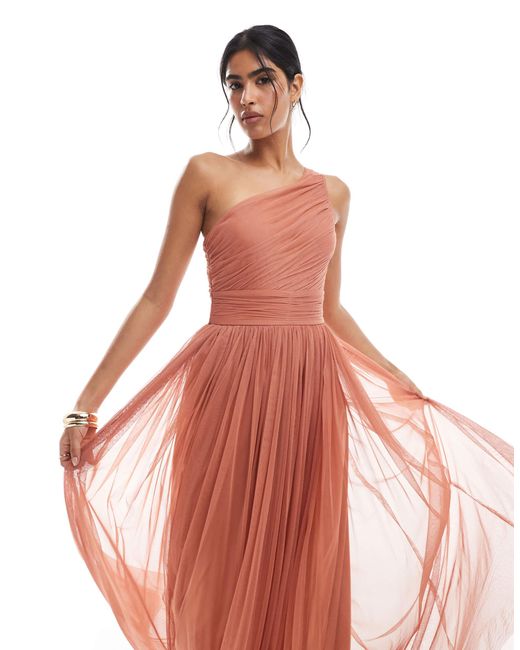 L'invitée - robe longue asymétrique à volants en cascade - rosé LACE & BEADS en coloris Pink
