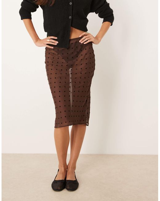 Jupe mi-longue en mousseline à pois floqués - marron ASOS en coloris Black