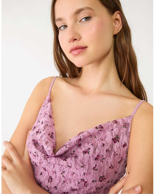 Stradivarius Pink – kurzes kleid aus malvenfarbener spitze mit riemchenträgern