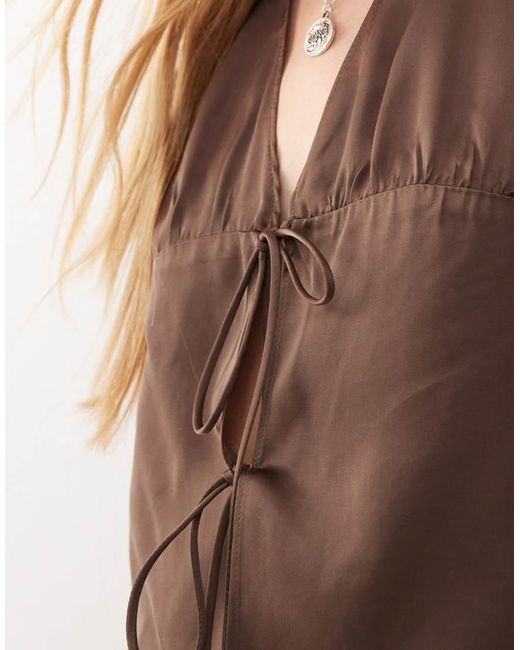 Top Con Cuello Halter Y Detalle De Lazada Delantera De Weekday de color Black