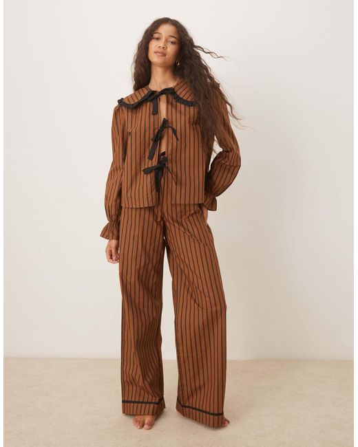 Glamorous Brown – pyjama-set bestehend aus hemd und hose mit streifenmuster