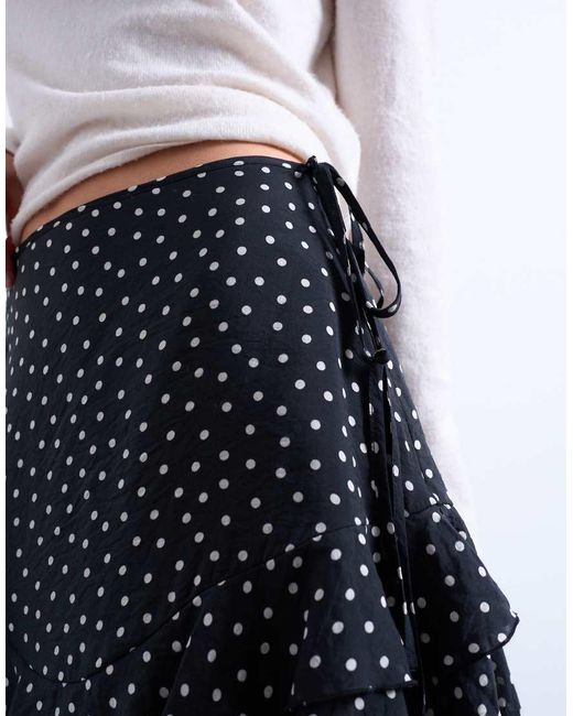 Falda Midi Negra Con Estampado De Lunares Blancos, Bajo Asimétrico Y Detalle De Volante De -Negro TOPSHOP de color White