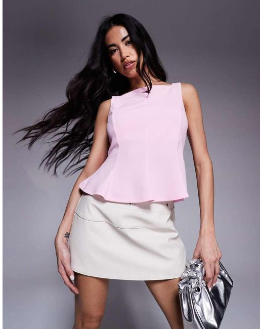 Top Con Cuello Barco Y Diseño Estructurado Ceñido En La Cintura De ASOS de color Pink