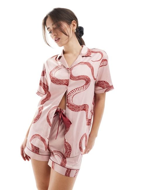 Ensemble top manches courtes avec col à revers et short en satin à imprimé serpent Chelsea Peers en coloris Pink