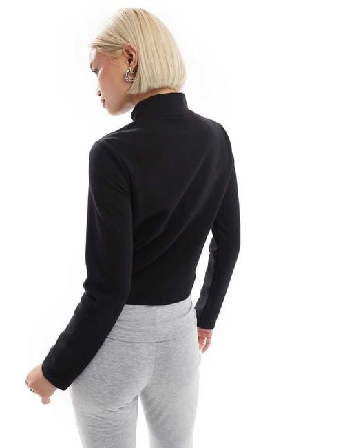 Giacca Sportiva Nera Morbida Al Tatto Con Zip di Stradivarius in Black