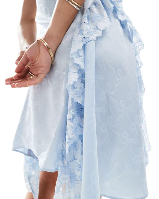 X daisy birchall - robe à bretelles en satin jacquard avec volants et nœud Labelrail en coloris Blue