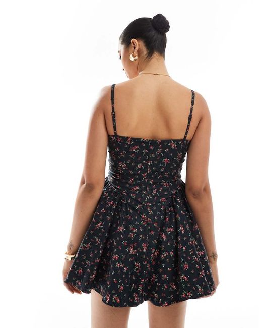 Vestito Corto Voluminoso A Fiori Con Scollo Squadrato di Bershka in Black