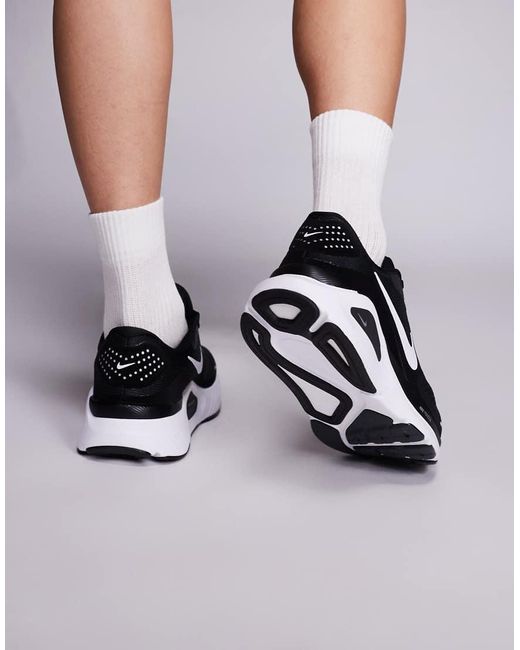Nike Structure 26 in het Metallic