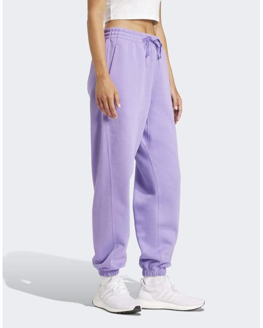 Pantalones Negros Y Blancos Con 3 Rayas Y Bajos Ajustados De Felpa Rizada Essentials De Adidas Originals de color Purple