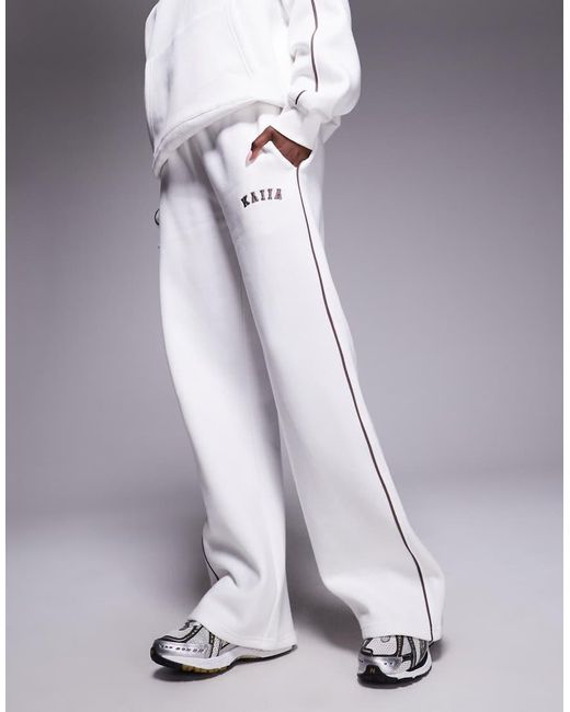 Joggers Blancos De Pernera Ancha Con Raya Lateral Y Logo Bordado De Tejido Rico En Algodón De (Parte De Un Conjunto) Kaiia de color Blue
