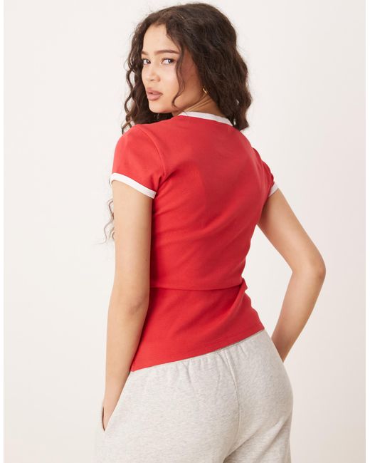 Abercrombie & Fitch Red – geripptes t-shirt
