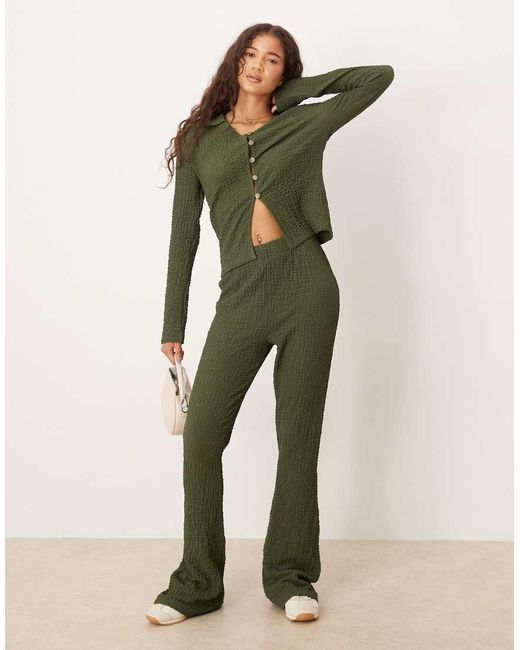 Top A Maniche Lunghe Testurizzato Kaki Con Bottoni Sul Davanti di ASOS in Green