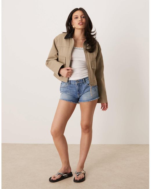 Short en jean effet usé à bords bruts - moyen délavé Gina Tricot en coloris Blue